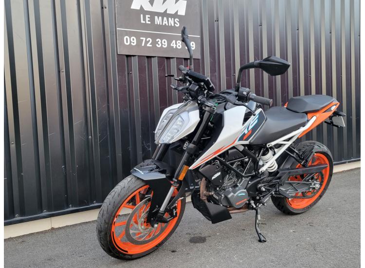 KTM 125 DUKE   1ERE MAIN  SEULEMENT 2900 KILOMETRES