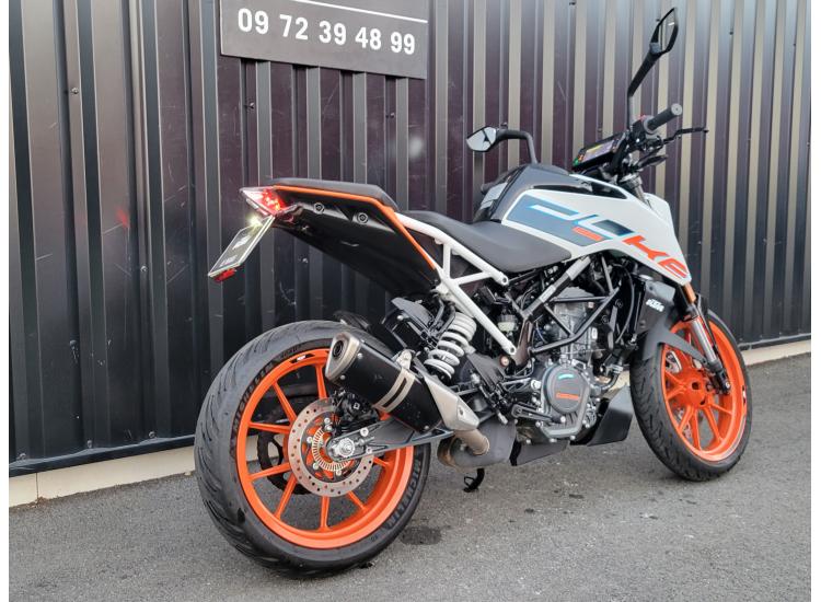 KTM 125 DUKE   1ERE MAIN  SEULEMENT 2900 KILOMETRES