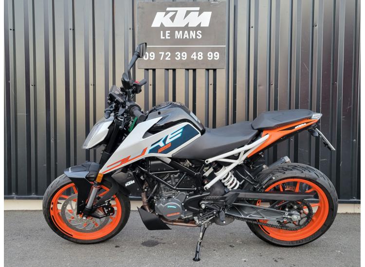 KTM 125 DUKE   1ERE MAIN  SEULEMENT 2900 KILOMETRES