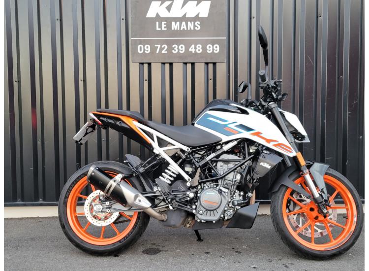 KTM 125 DUKE   1ERE MAIN  SEULEMENT 2900 KILOMETRES